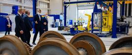 Premier zwiedza fabrykę.