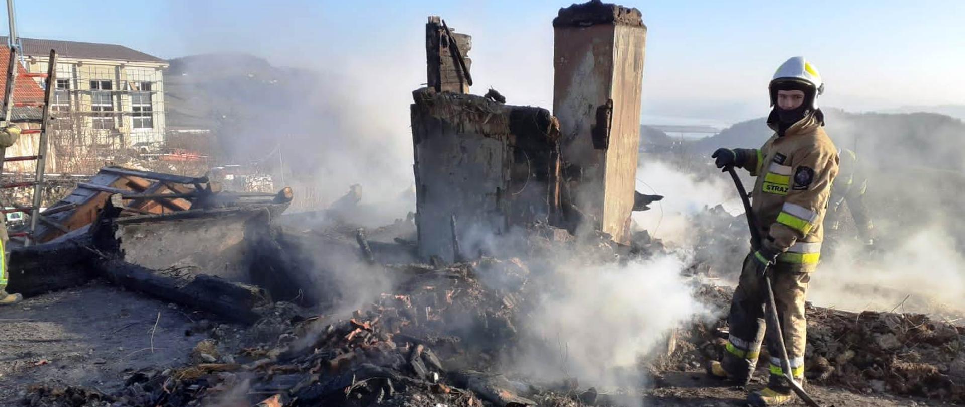 Strażak prowadzący działania na poddaszu