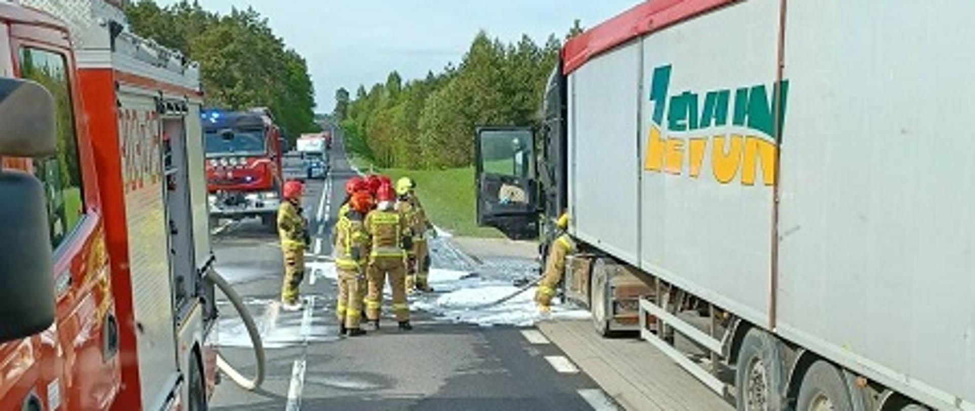 Zdjęcie przedstawia działania ratowniczo-gaśnicze prowadzone w miejscowości Gisiel, gdzie miał miejsce pożar podczas kabiny samochodu ciężarowego