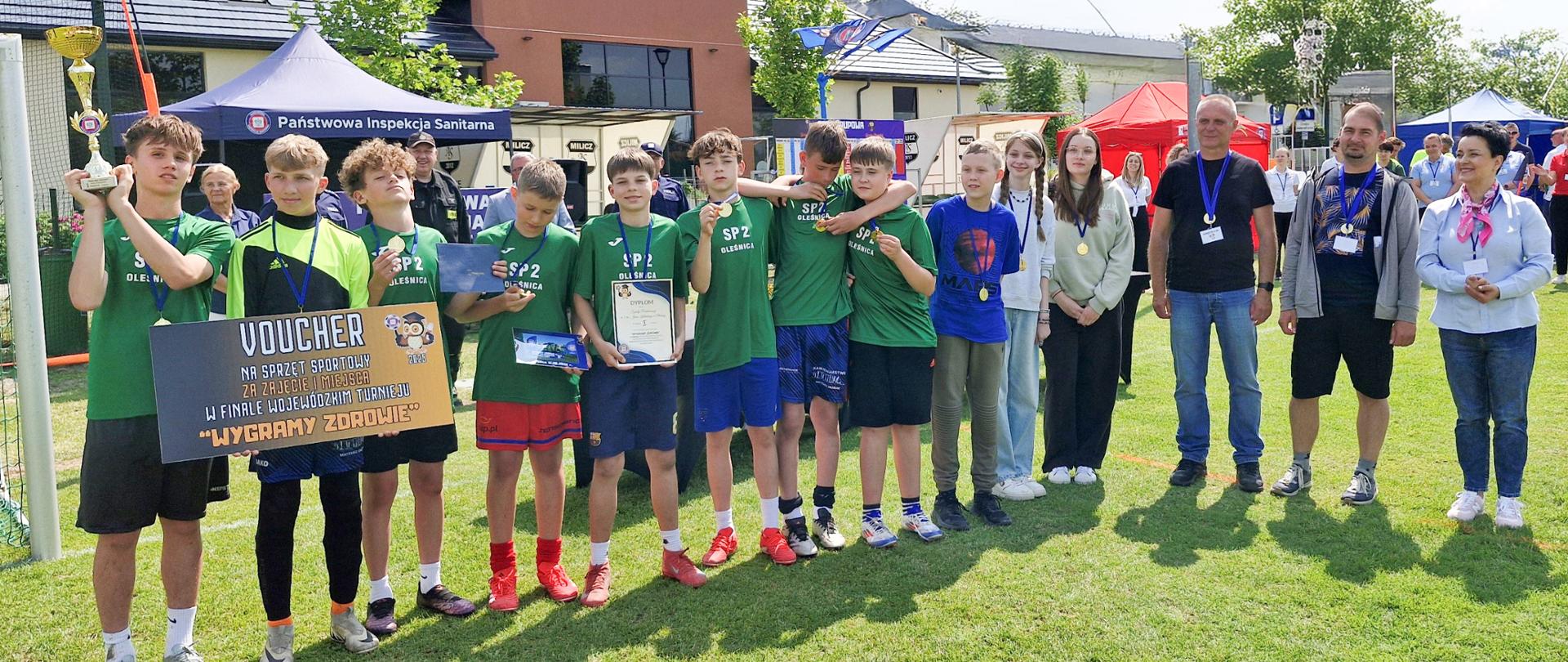 Zwycięzcy turnieju pozują do zdjęcia z pucharem i medalami wraz z organizatorami turnieju