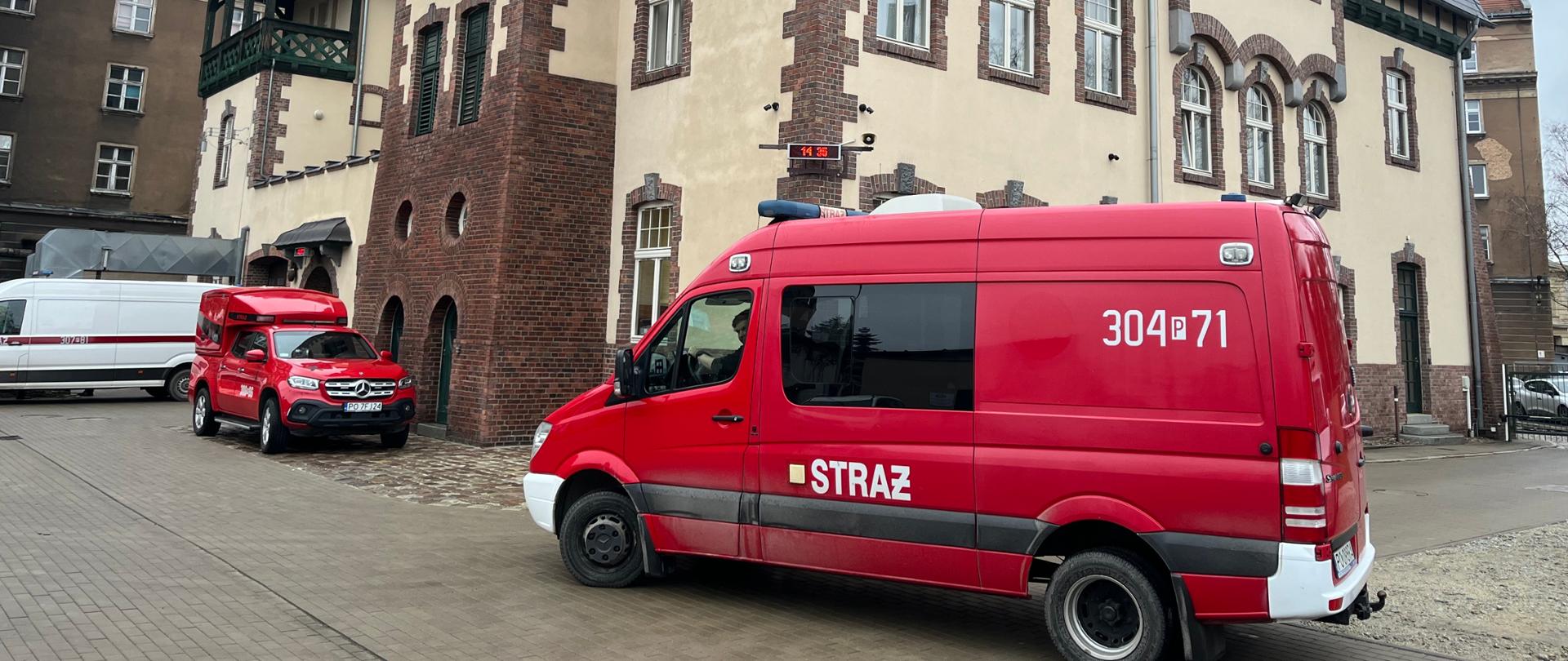 Lekki samochód grupy poszukiwawczo-ratowniczej na tle JRG2 w Poznaniu