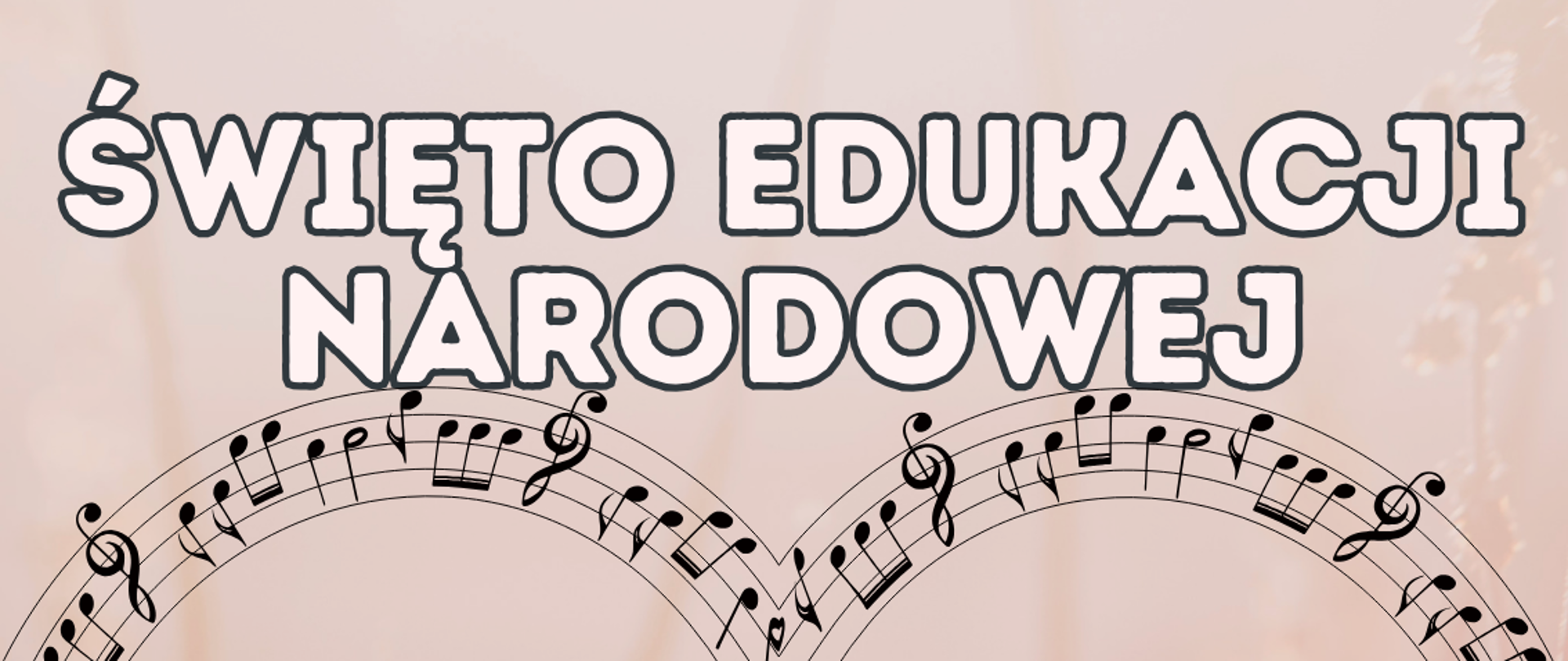 Plakat jest zapowiedzią koncertu z okazji dnia Edukacji Narodowej. Kolorystyka utrzymana jest w barwach jesiennych, w tle znajdują się gałązki i liście drzew. Górna część plakatu zawiera logo szkół muzycznych, na środku widnieje biały napis „Święto Edukacji Narodowej” oraz otoczony sercem utworzonym z pięciolini z zapisem nutowym napis „Zapraszamy na koncert w wykonaniu uczniów szkół muzycznych”. W dolnej części widnieje napis „22 października 2025 r. aula PSM, godz. 16:15”.