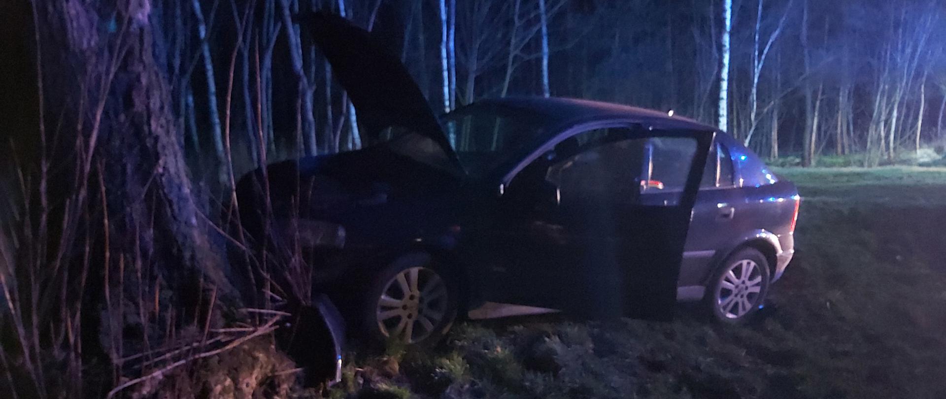 Zdjęcie przedstawia samochód osobowy po zdarzeniu.