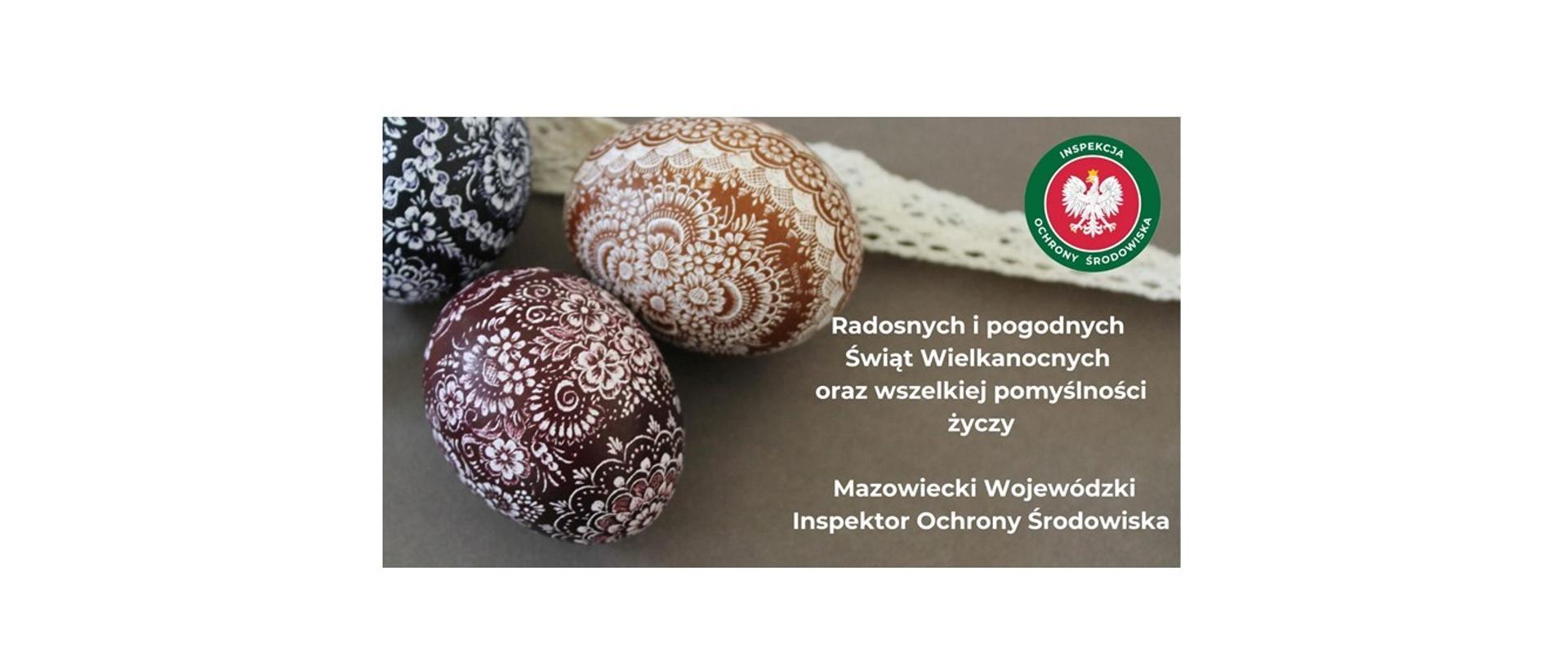 Po lewej stronie znajdują się trzy pisanki w motywach ludowych. Po prawej na górze znajduje się okrągłe logo Inspekcji Ochrony Środowiska, a pod nim napis: "Radosnych i pogodnych Świąt Wielkanocnych oraz wszelkiej pomyślności życzy Mazowiecki Wojewódzki Inspektor Ochrony Środowiska".