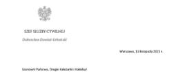 Szef Służby Cywilnej
Dobrosław Dowiat-Urbański
Warszawa, 11 listopada 2021 r.
Szanowni Państwo, Drogie Koleżanki i Koledzy!
Kolejny już raz jako Szef Służby Cywilnej zwracam się do Państwa z okazji Narodowego Święta Niepodległości, które zwyczajowo traktujemy również jako święto służby cywilnej. Ten piękny, radosny dzień przypomina nam pełną doniosłych wydarzeń jesień 1918 roku, gdy Polacy po 123 latach niewoli odzyskali swoje państwo.
Już 17 lutego 1922 roku Sejm Ustawodawczy uchwalił ustawę o państwowej służbie cywilnej, która stała się pragmatyką służbową większości urzędników II Rzeczypospolitej. Sam tytuł tej ustawy dawał wyraz intencjom ustawodawcy. Praca w polskiej administracji miała być czymś więcej niż zwykłym zajęciem zarobkowym. Miała być przede wszystkim służbą publiczną – służbą na rzecz niepodległego państwa i jego obywateli. Stąd wysokie wymagania, jakie ustawodawca postawił kandydatom do tej służby.
Wkrótce obchodzić będziemy setną rocznicę uchwalenia tamtej, historycznej ustawy. Dlatego podjąłem starania, aby 17 lutego stał się Dniem Służby Cywilnej i na trwałe zapisał się w świadomości zarówno członków korpusu, jak i pozostałych obywateli naszego kraju. Do udziału w organizacji przedsięwzięć towarzyszących obchodom tego pięknego jubileuszu zaprosiłem przedstawicieli administracji terenowej. Zachęcam również Państwa do włączenia się w te obchody. Pokażmy, że służba cywilna jest administracją nowoczesną, życzliwą i otwartą na potrzeby wszystkich obywateli naszego kraju. Administracją, z której Polacy mogą być dumni.
Dzisiaj, w dniu radosnego święta wszystkich Polaków, bardzo Państwu dziękuję za codzienną pracę i zaangażowanie w wykonywanie obowiązków służbowych. Życzę Wam wielu sukcesów w służbie dla naszego kraju oraz wszelkiej pomyślności w życiu osobistym. A podczas świątecznego spaceru – także chwili refleksji nad pełną meandrów historią naszej Ojczyzny.
Podpisał Dobrosław Dowiat-Urbański
