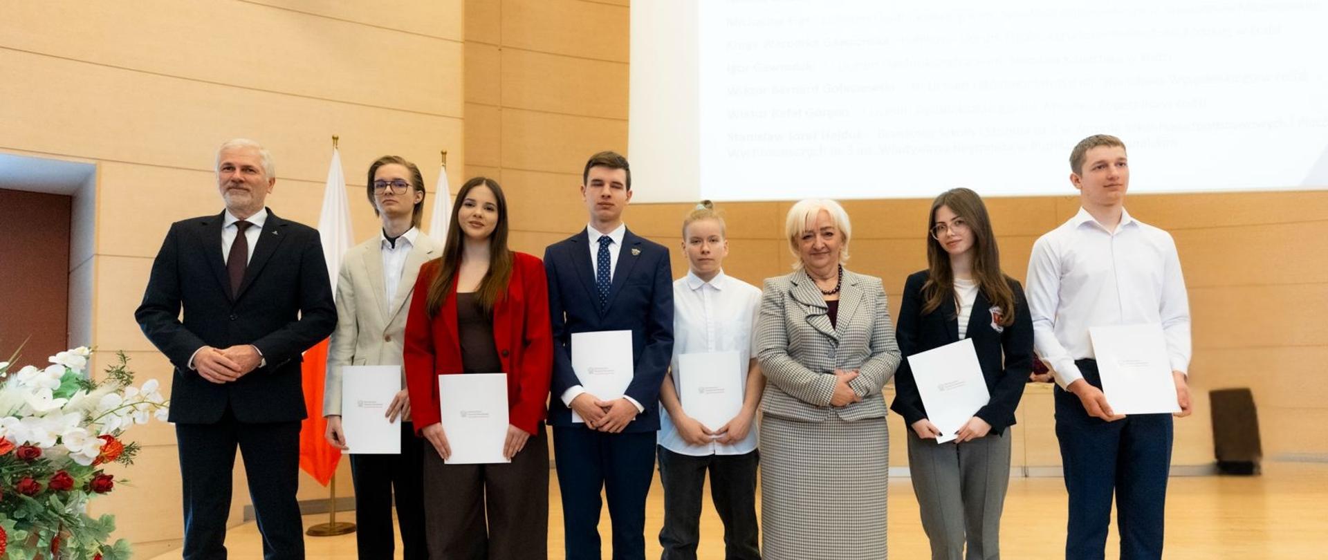 Wojewoda łódzki Dorota Ryl oraz łódzki kurator oświaty - Janusz Brzozowski wspólnie z wyróżnionymi uczniami 