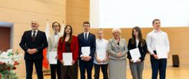 Wojewoda łódzki Dorota Ryl oraz łódzki kurator oświaty - Janusz Brzozowski wspólnie z wyróżnionymi uczniami 