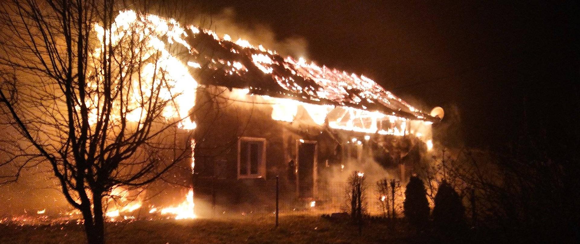 Dom objęty płomieniami