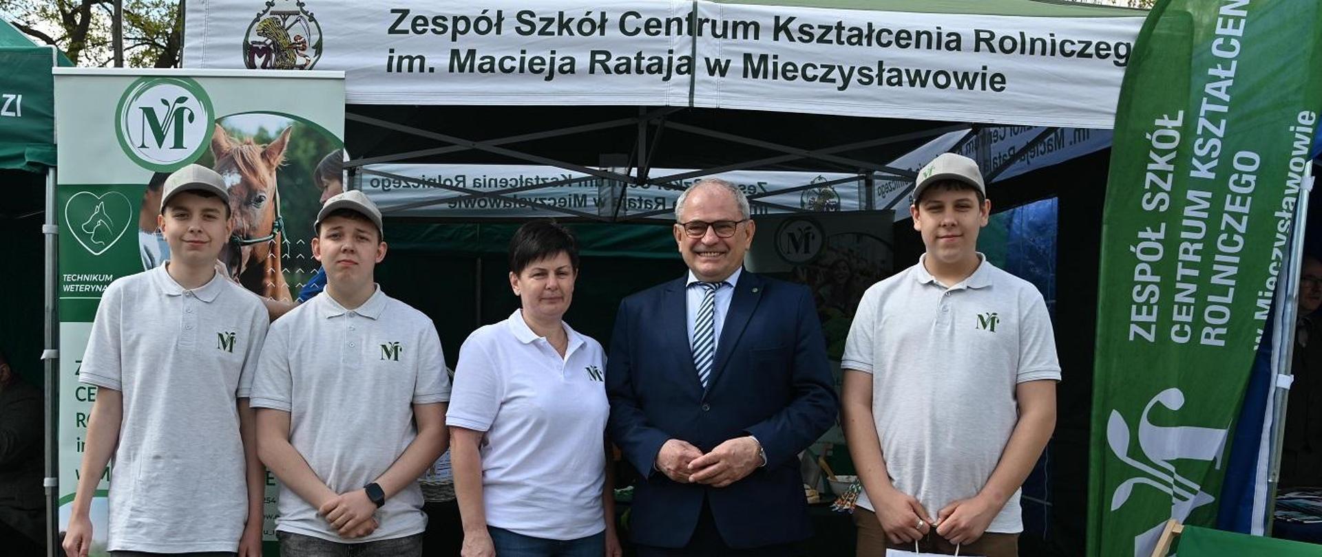 Wspólne zdjęcie wicewojewody łódzkiego Marka Mazura i uczniów z Zespołu Szkół Centrum Kształcenia Rolniczego im. Macieja Rataja w Mieczysławowie 