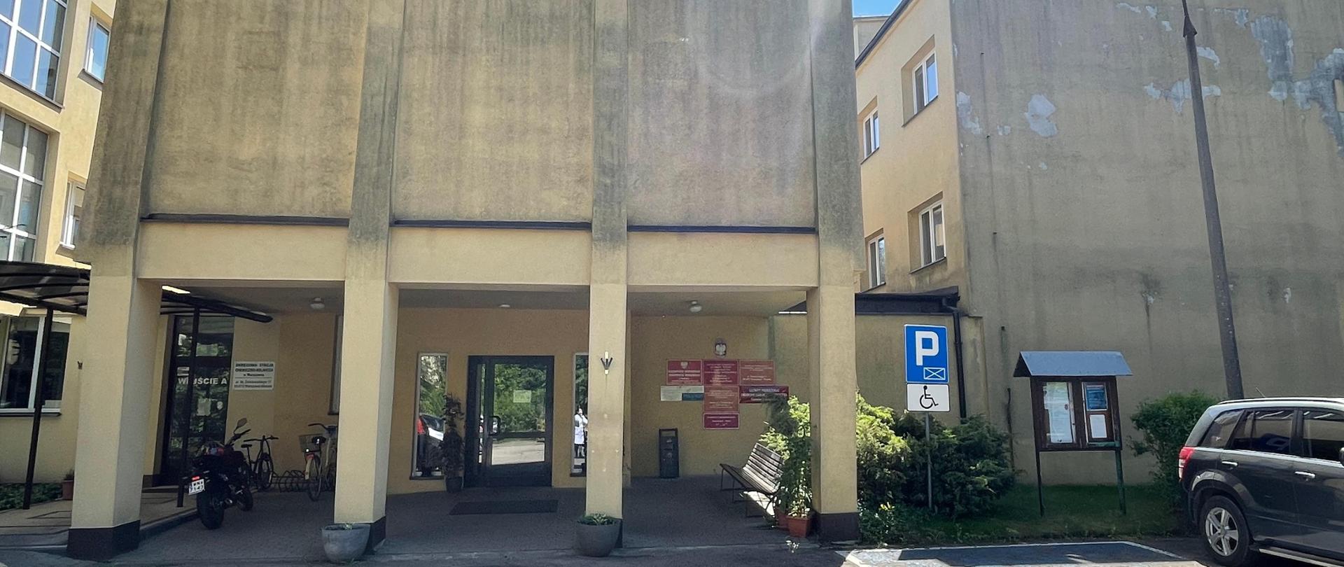 Zdjęcie przedstawia wejście do budynku głównego OCL w Warszawie