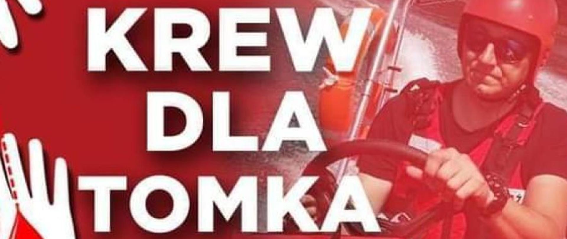 Na zdjęciu po prawej stronie widoczny strażak zabezpieczony w kapok i kask do działań na wodzie prowadzi łódź motorową na środku zdjęcia napis Krew dla Tomka. Po lewej stronie widoczne dłonie z kroplą krwi. 