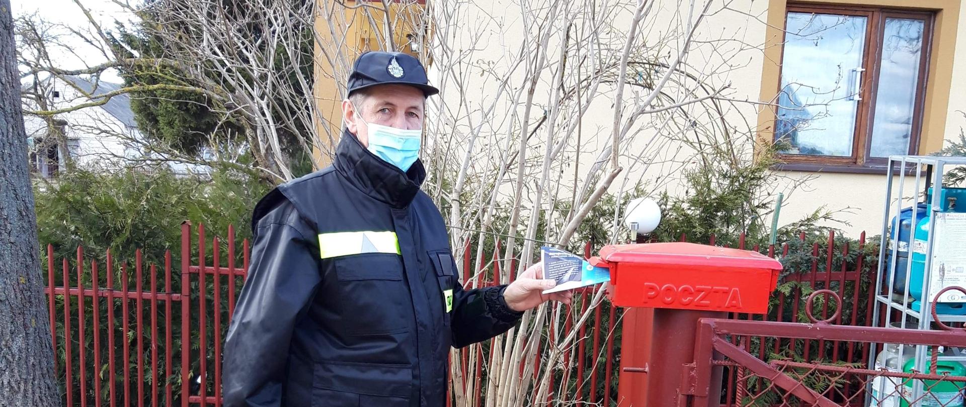 Strażak roznoszący ulotki dotyczące szczepień COVID-19