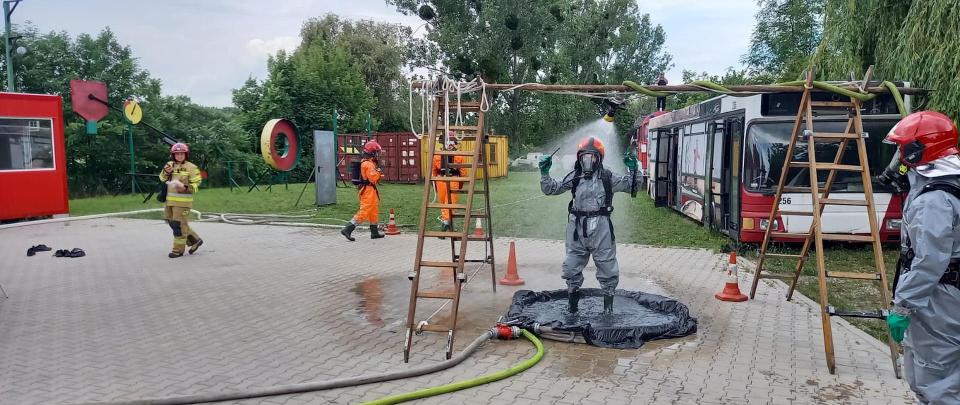 Szkolenie w zakresie ratownictwa chemicznego i ekologicznego - zdjęcie przedstawia uczestników szkolenia podczas ćwiczeń praktycznych