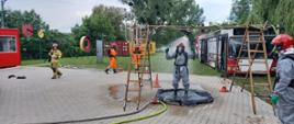 Szkolenie w zakresie ratownictwa chemicznego i ekologicznego - zdjęcie przedstawia uczestników szkolenia podczas ćwiczeń praktycznych