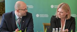 Na zdjęciu od lewej Robert Gajda, zastępca prezesa zarządu NFOŚiGW i Karolina Paulewicz-Bazała - dyrektor Centrum Koordynacji Projektów Środowiskowych