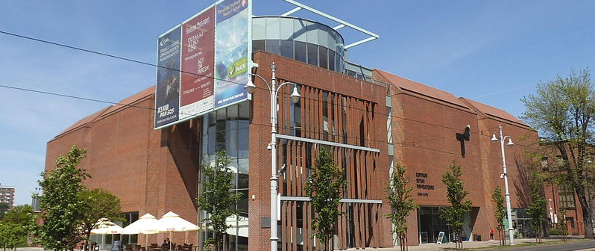 Gmach CSW widziane od strony południowej fot. Mateuszgdynia/Wikipedia