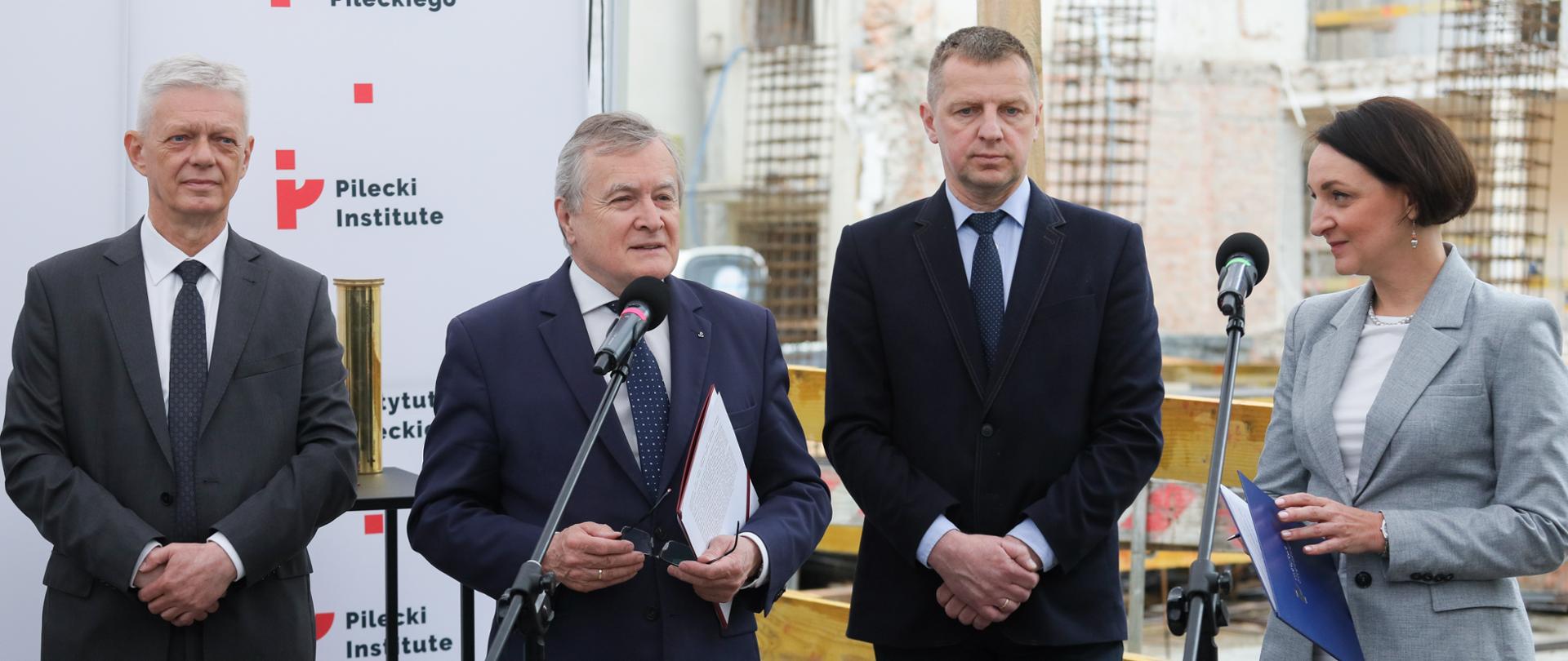 Warszawa, 15.05.2023. Wicepremier, minister kultury i dziedzictwa narodowego Piotr Gliñski (2L), dyrektor Instytutu Pileckiego Magdalena Gawin (P), cz³onek zarz¹du PRK7 Pawe³ Kozie³ (2P) i prezes zarz¹du PRK7 Andrzej Bogusz (L) podczas uroczystoci wmurowania kamienia wêgielnego oraz kapsu³y czasu w fundamenty nowej siedziby Instytutu Pileckiego, 15 bm. przy ulicy Siennej 82 w Warszawie. (mr) PAP/Pawe³ Supernak