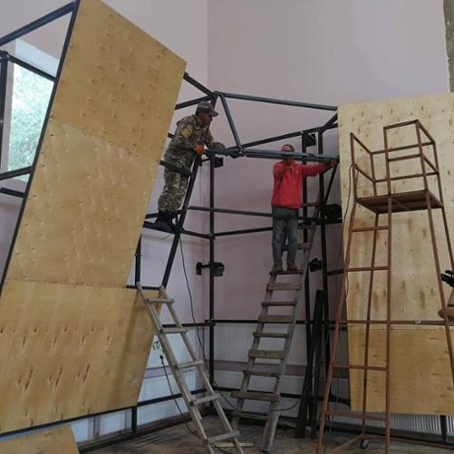 trwa budowa scianki treningowej