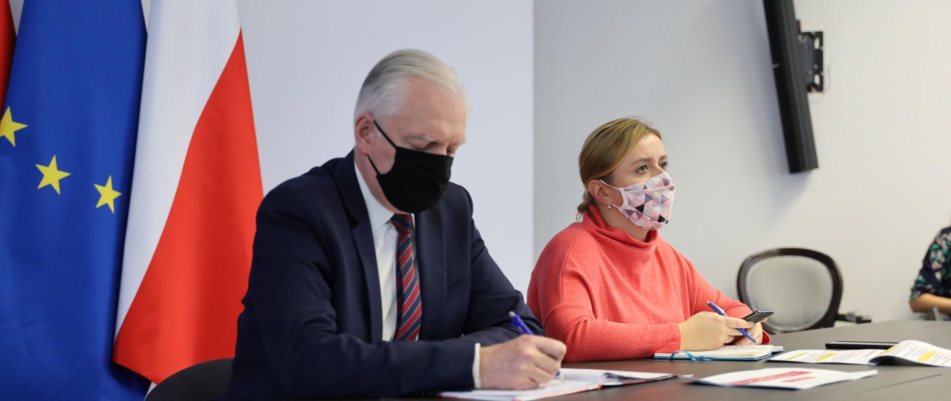 Wicepremier Jarosław Gowin i wiceminister Olga Semeniuk rozmawiają z przedstawicielami branż, które ucierpiały w wyniku pandemii Covid-19.