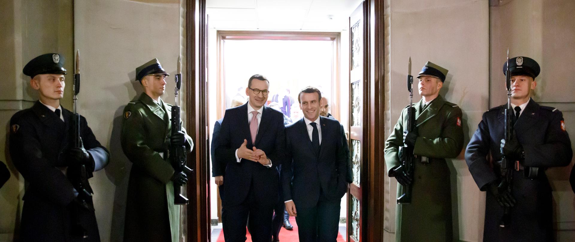 Premier Mateusz Morawiecki i prezydent Francji Emmanuel Macron.