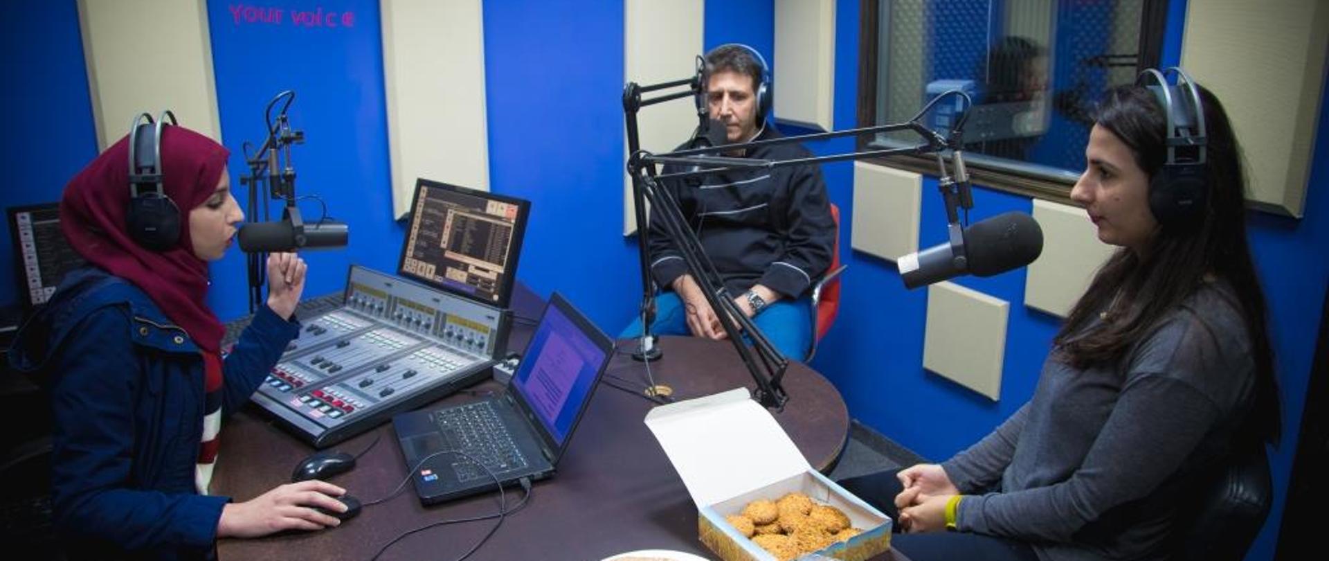 audycja radiowa z udziałem 2 kobiet i mężczyzny