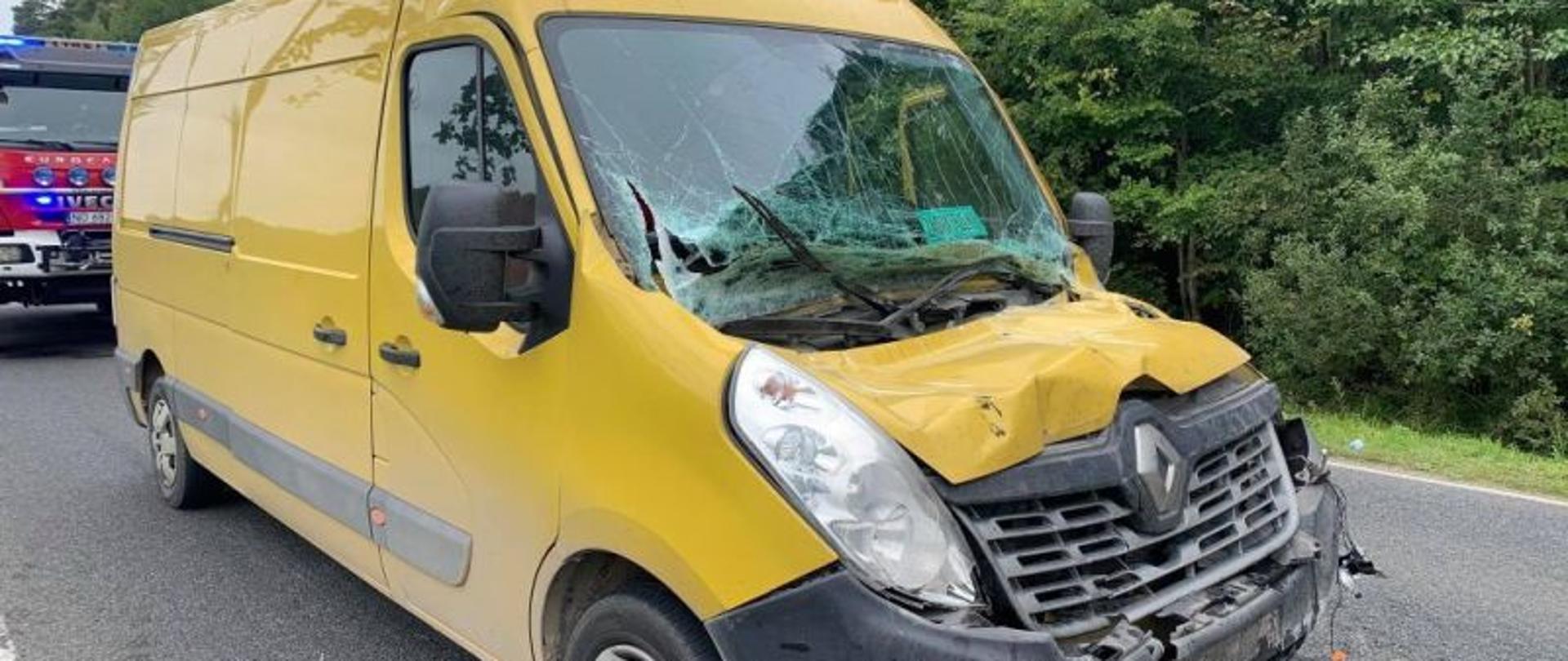 Zdjęcie przedstawia żółty samochód dostawczy uszkodzony w wyniku wypadku drogowego