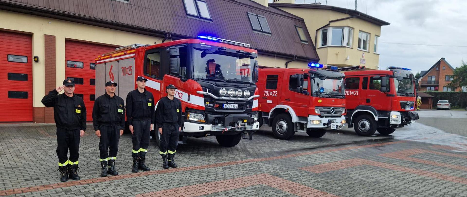 Strazacy salutują przed strażnicą