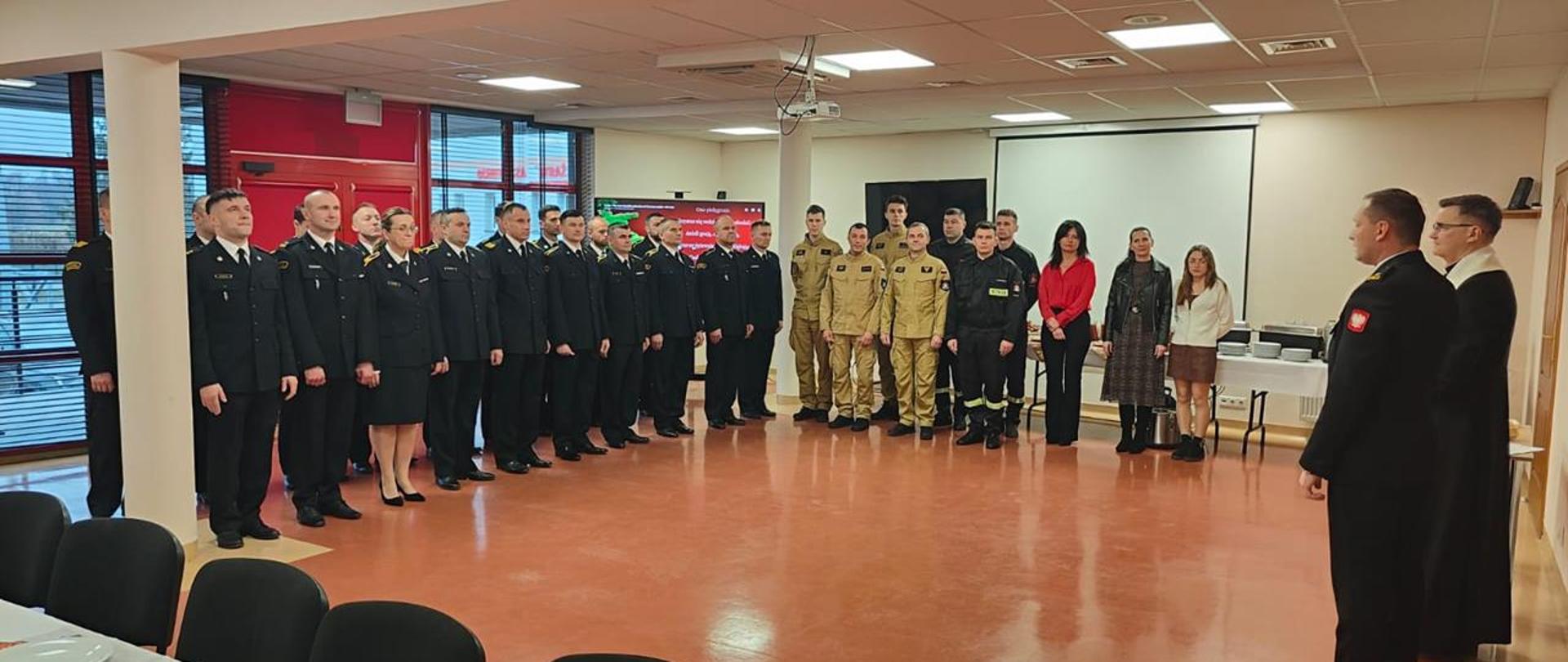 Funkcjonariusze oraz pracownicy cywilni KP PSP Staszów na uroczystej zbiórce