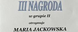 Na białym tle czarne i niebieskie litery mówiące o nagrodzie uczennicy