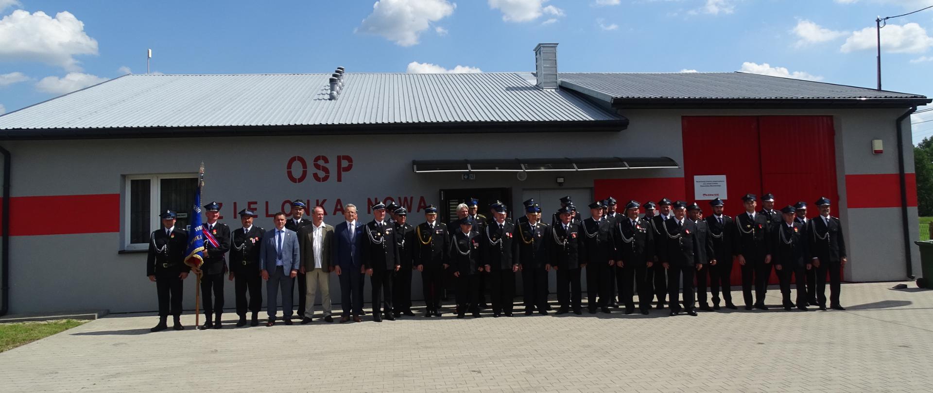Zdjęcie grupowe na tle strażnicy