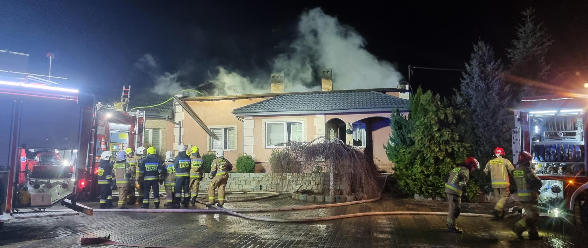 Spalony dom, strażacy i wozy bojowe