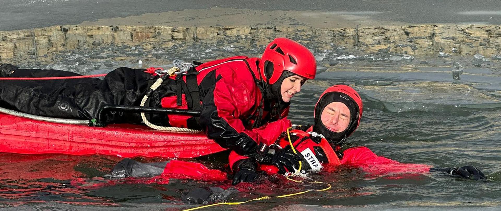 Osoba wyciągana z wody przy użyciu sań lodowych
