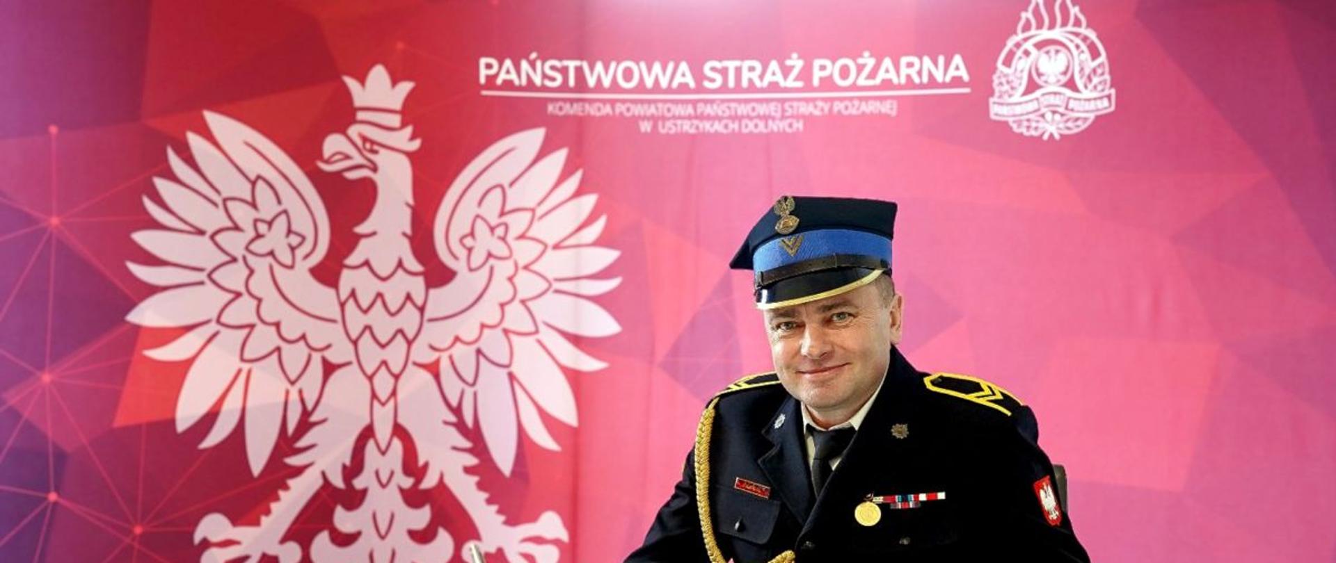 Na zdjęciu st. ogn. Jerzy Gargas dokonuje wpisu do kroniki ustrzyckiej komendy.