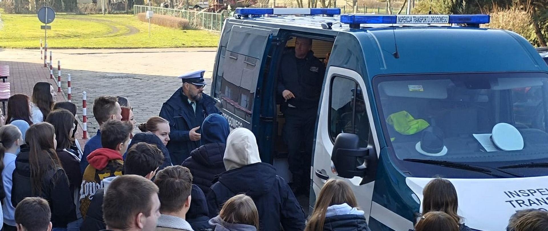 Wyposażenie wozu patrolowego inspekcji wzbudziło zainteresowanie uczniów