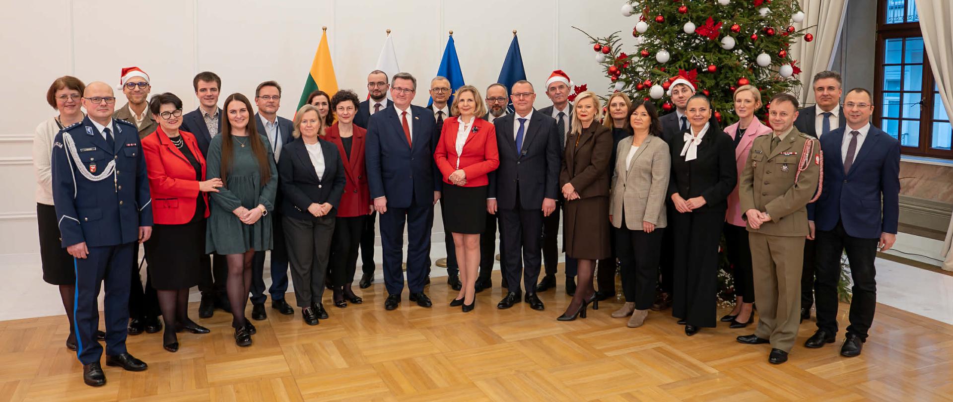 Lenkijos ambasados ir Lenkijos instituto Vilniuje darbuotojai prie eglutės