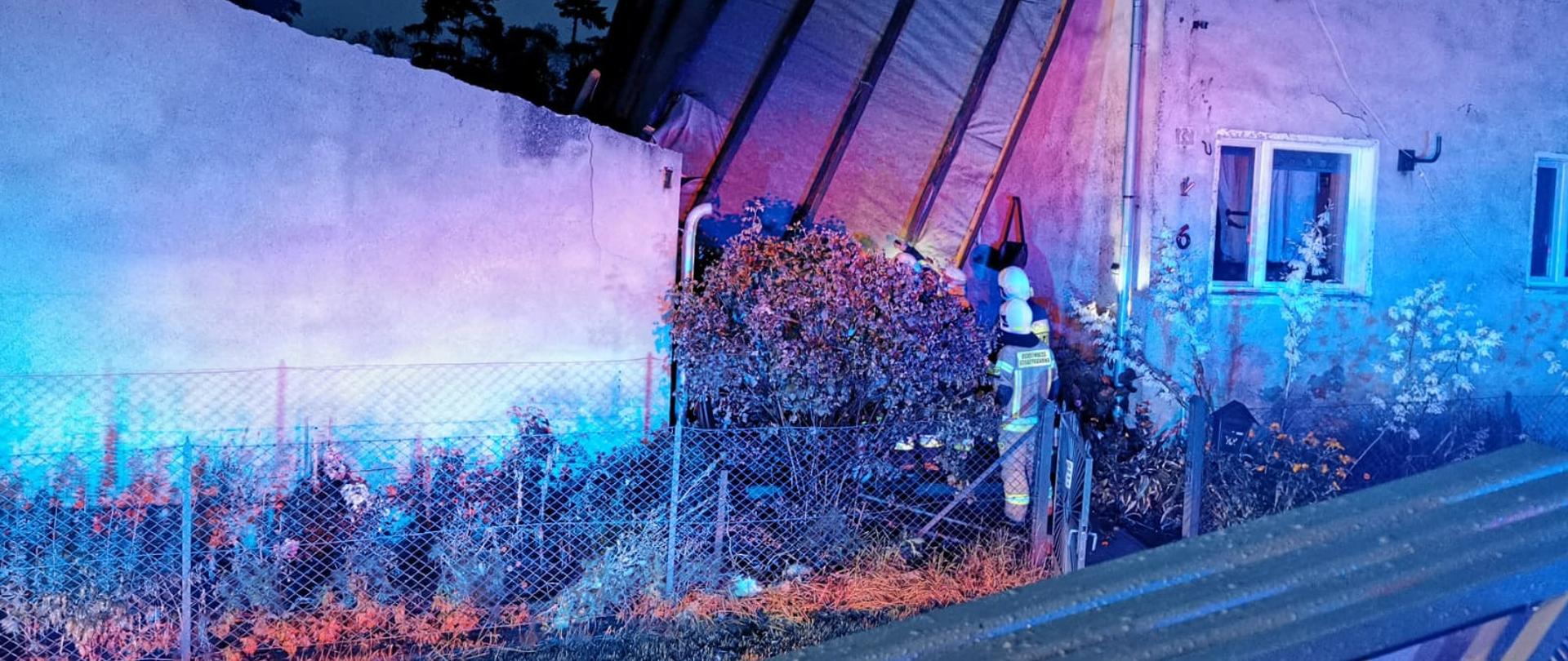 Widoczne miejsce zdarzenia, budynek gospodarczy oraz zerwana konstrukcja dachu wraz z przekryciem.