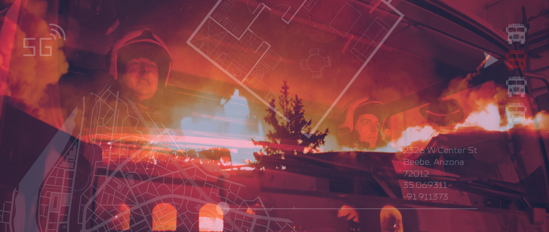 Zdjęcie dwóch strażaków siedzących w kabinie wozu strażackiego. Na zdjęcie nałożona fotografia płonącego budynku, mapa miasta i plan mieszkania.