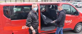 Zdjęcie przedstawia przekazanie ulotek przez funkcjonariusza KP PSP Kłobuck strażakowi OSP Przystajń