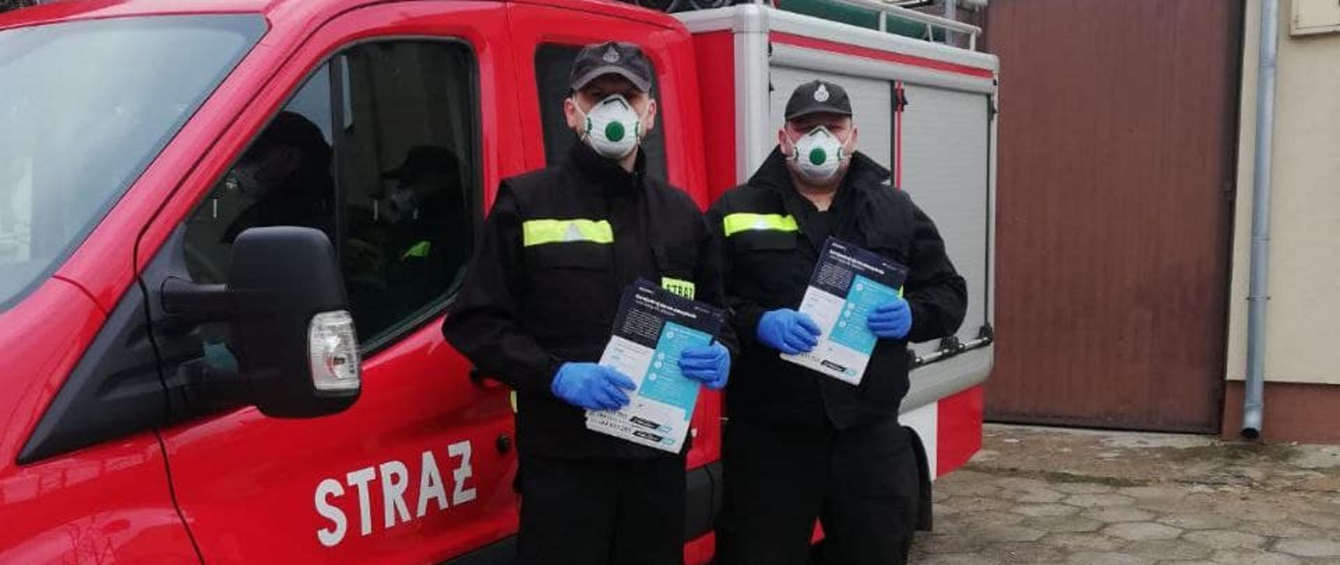 Kolportowanie ulotek przeciw COVID-19 przez strażaków OSP