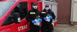 Kolportowanie ulotek przeciw COVID-19 przez strażaków OSP