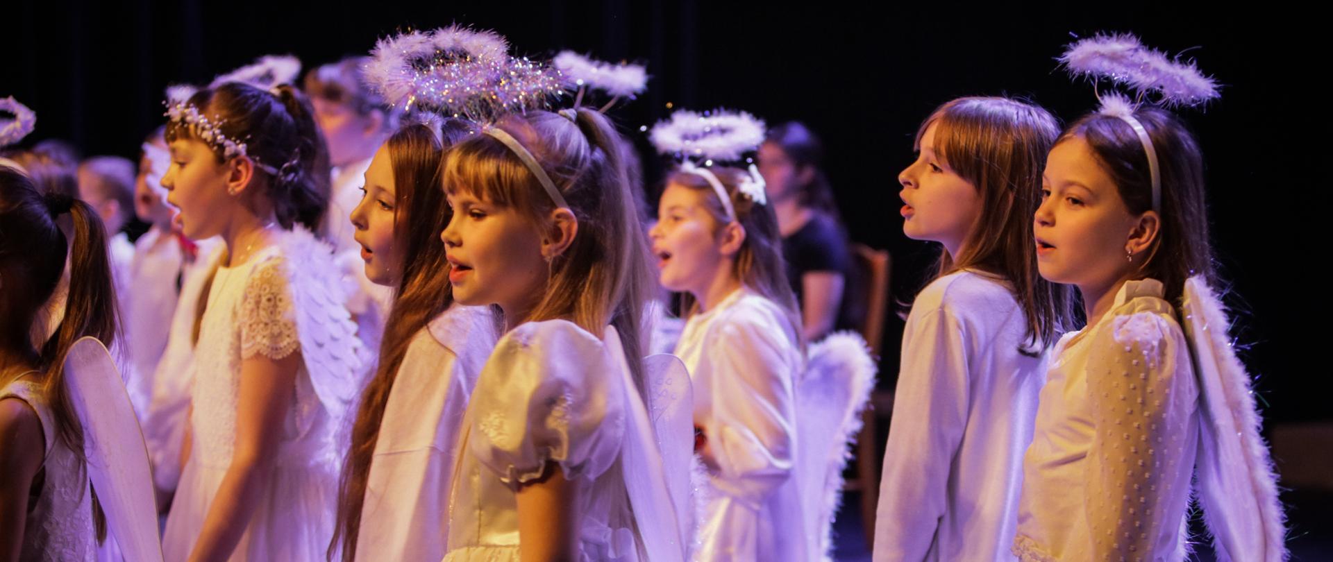 uczniowie klasy I i II w strojach aniołów