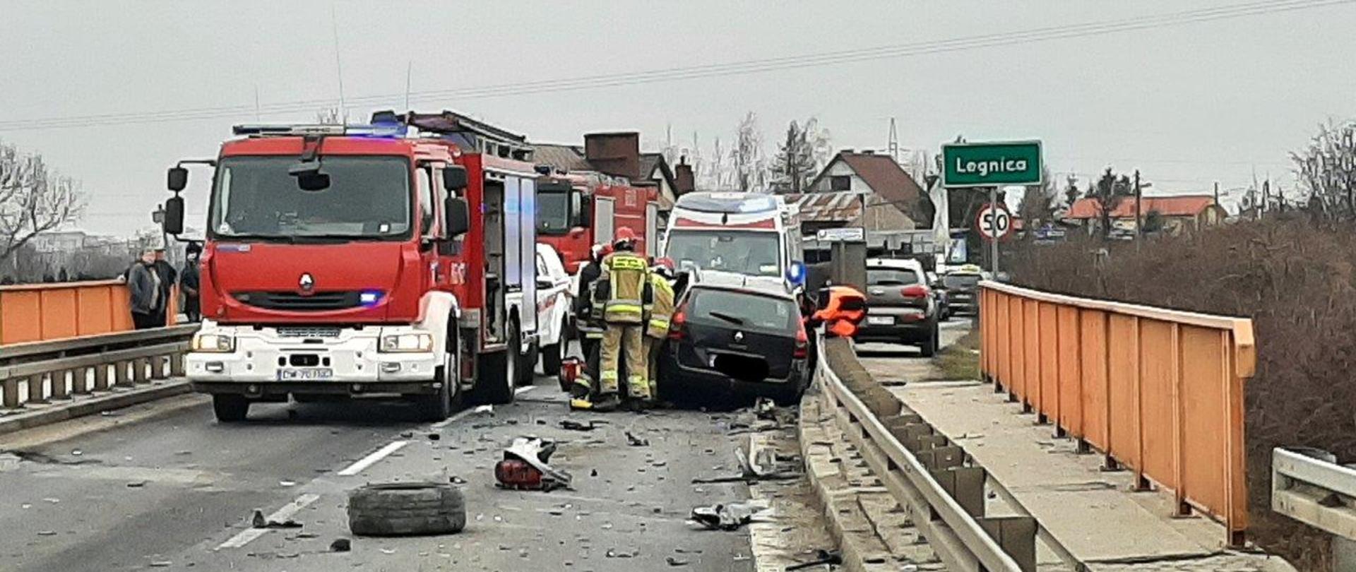 Na zdjęciu strażacy przy wypadku samochodowym
