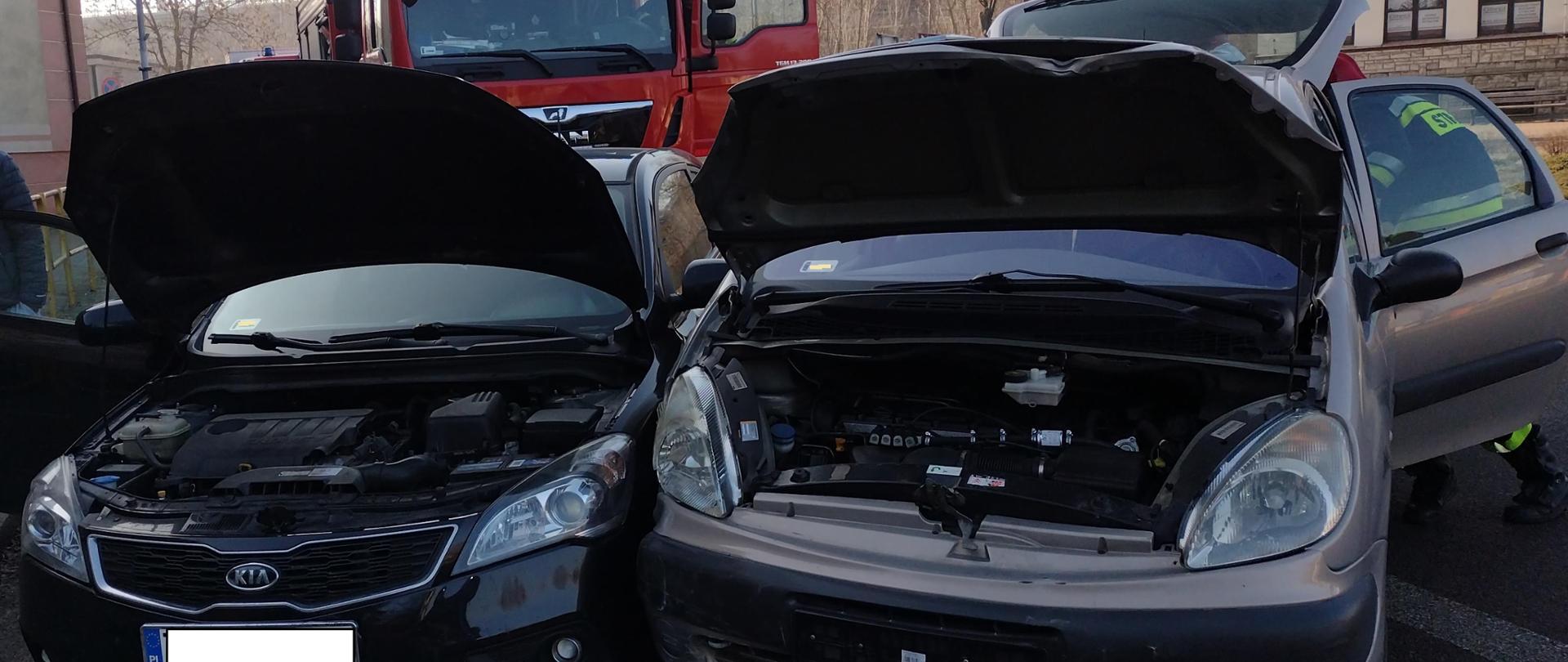 Rozbite auta na rondzie przy drodze krajowej Nr 9