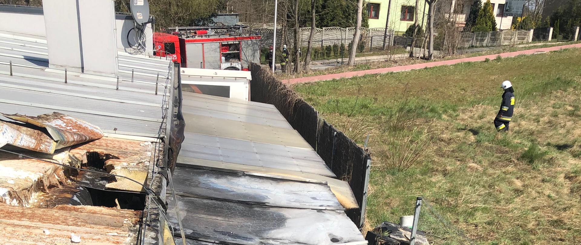 Widok spalonego dachu pizzerii