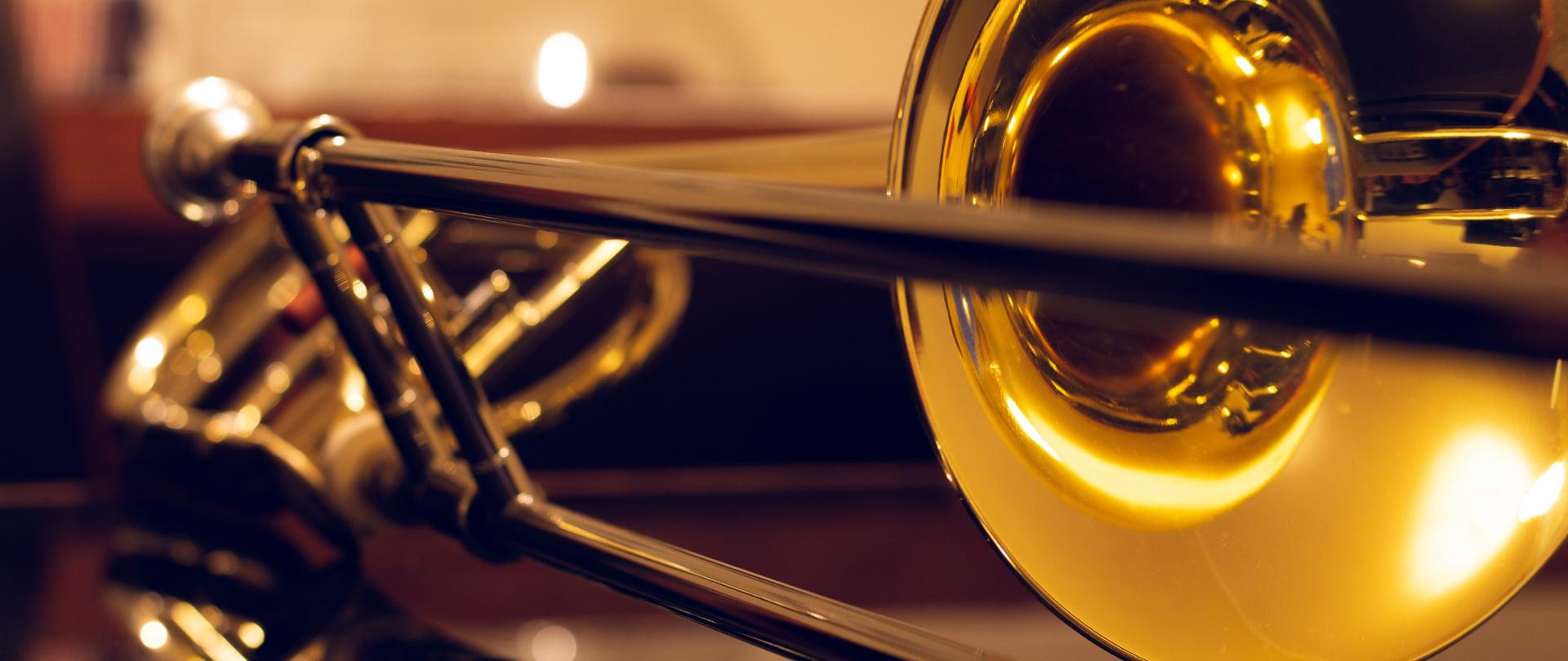 Zdjęcie przedstawiające część instrumentu muzycznego jakim jest puzon