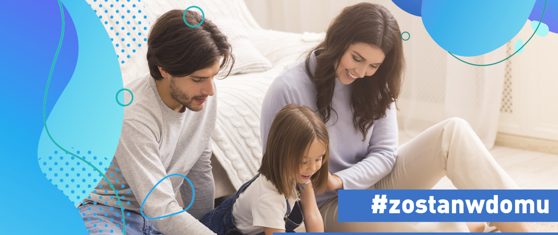 Na zdjęciu widać rodziców z córką. Dziewczynka rysuje obrazek razem z rodzicami. Po prawej stronie widnieje napis "#zostanwdomu bezpiecznie z Akademią NASK"