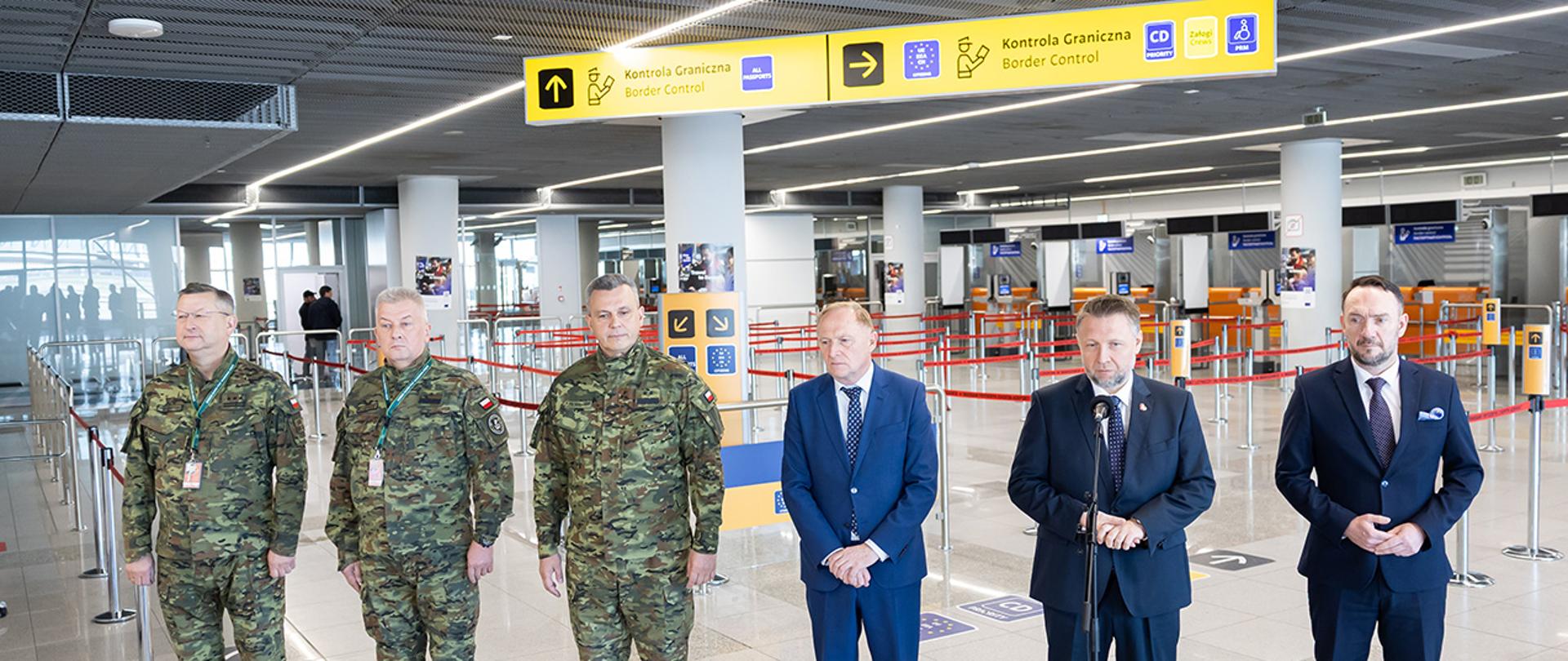 Na zdjęciu widać uczestników konferencji, m. in ministra Marcina Kierwińskiego, wiceministra Tomasza Szymańskiego, wiceministra Czesława Mroczka, komendanta głównego Straży Granicznej gen. bryg. SG Roberta Bagana