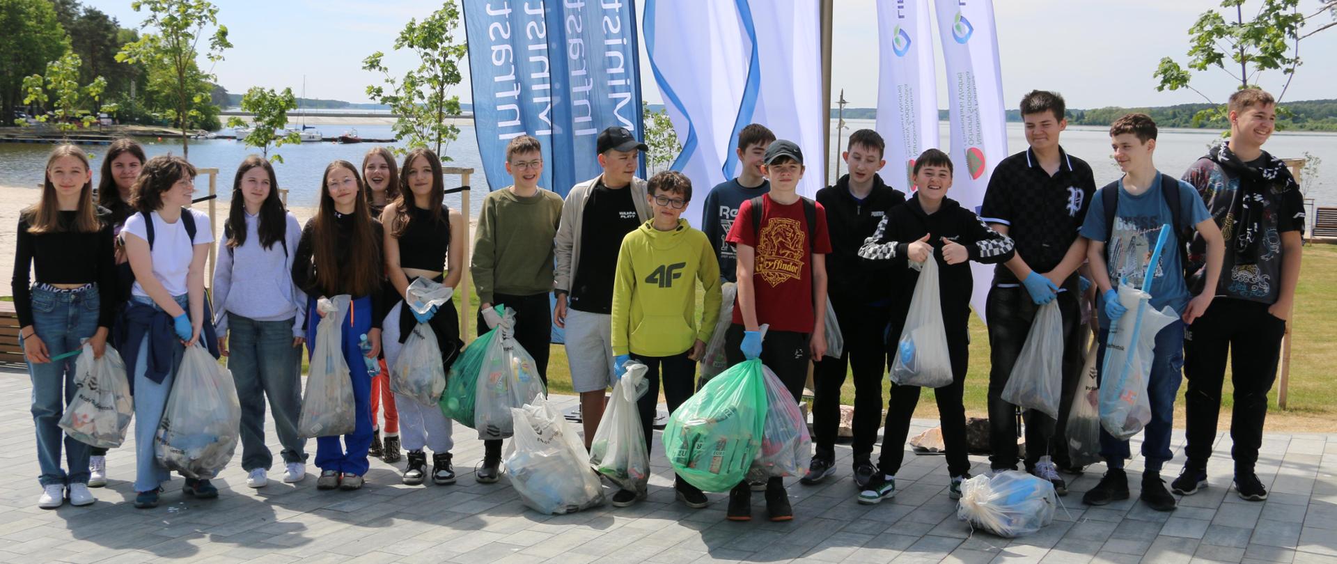 Akcja sprzątania nadbrzeża Zalewu Sulejowskiego