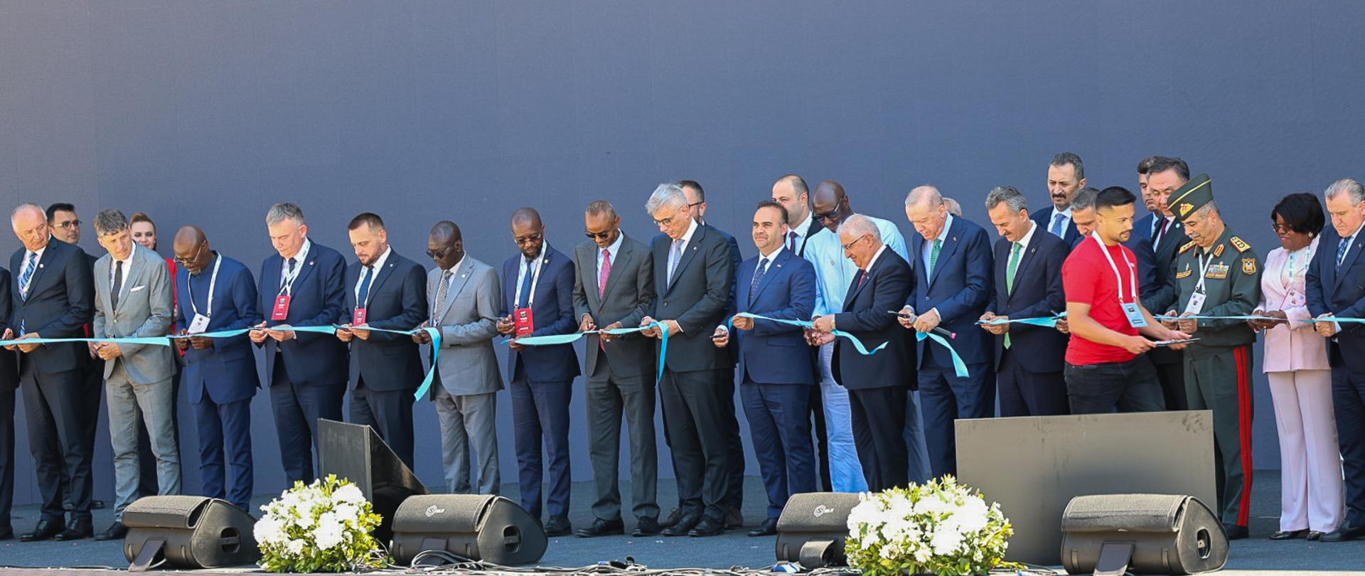 22 lipca 2025 r. wiceminister Paweł Bejda przewodniczył delegacji Ministerstwa Obrony Narodowej (MON) na IDEF 2025 – International Defence Industry Fair, czyli jedne z największych targów zbrojeniowych na świecie. Targi te odbywają się w Stambule, a ich organizację nadzoruje tureckie ministerstwo obrony oraz prezydent Recep Tayyip Erdoğan. Wiceminister Bejda miał okazję osobiście podziękować prezydentowi Erdoğanowi za zaproszenie i ciepłe przyjęcie polskiej delegacji.