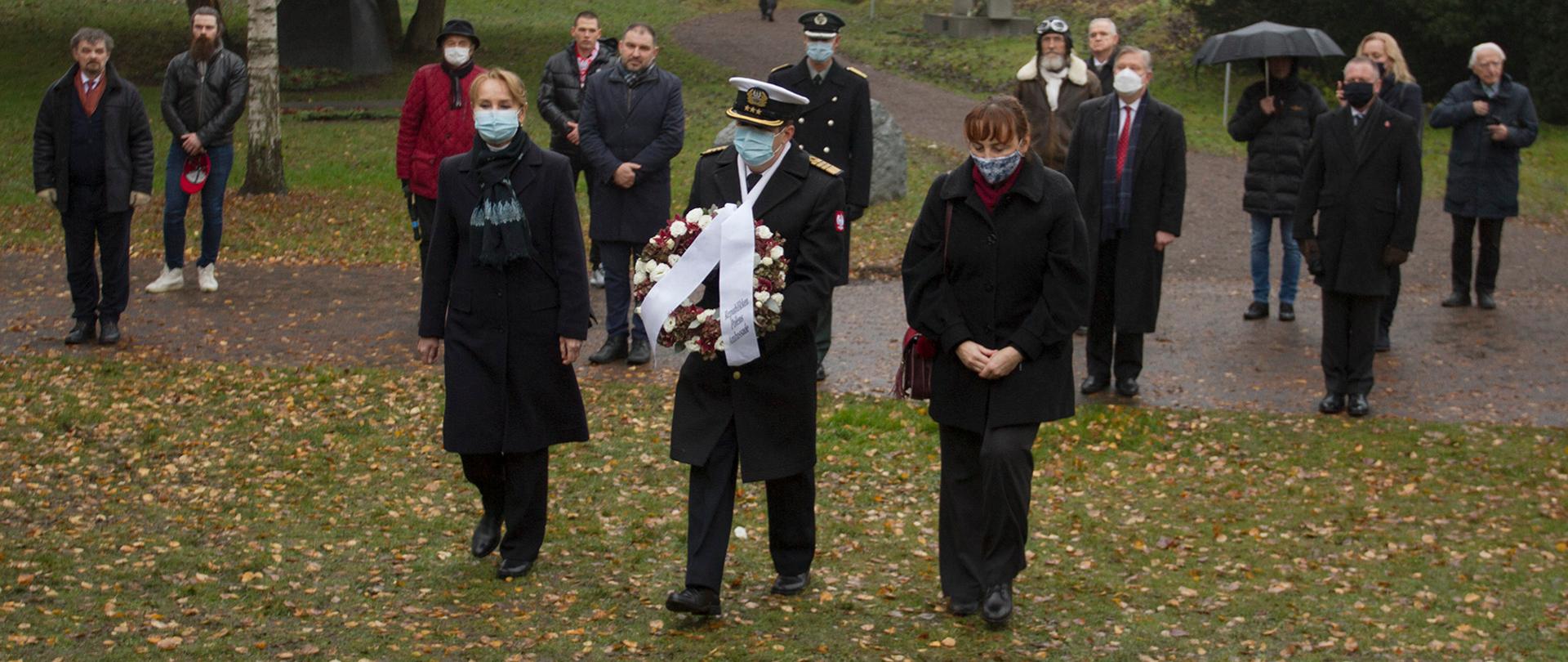 Ambasador, Konsul, Komandor